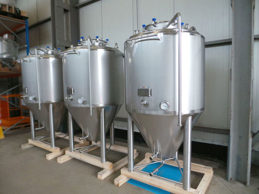 OR160743 - Brouwerij: 3 x 1.350L AISI304; CCT bier fermentatie tanks; 0.5 bar