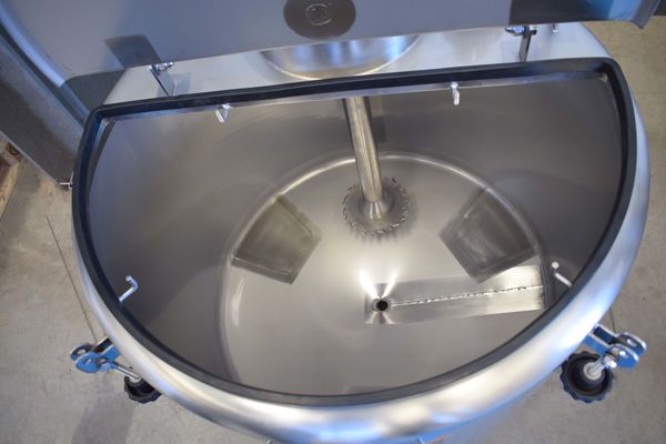 2 x 200L stainless-steel single skin mixing tanks and 1 x 1470L stainless-steel mixing tank with heat-exchanger and insulation mengtank