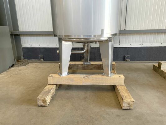 1 x Neuer vertikaler 300-Liter-Edelstahl-Mischbehälter aus AISI316L.  1 x Neuer vertikaler 500-Liter Edelstahl Lagertank aus AISI316L.