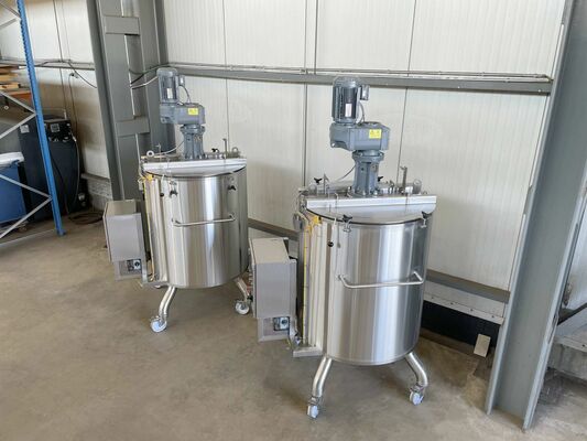 2 x cuves neuves de mélange verticales ave une capacité de 750L en acier inoxydable AISI316L.