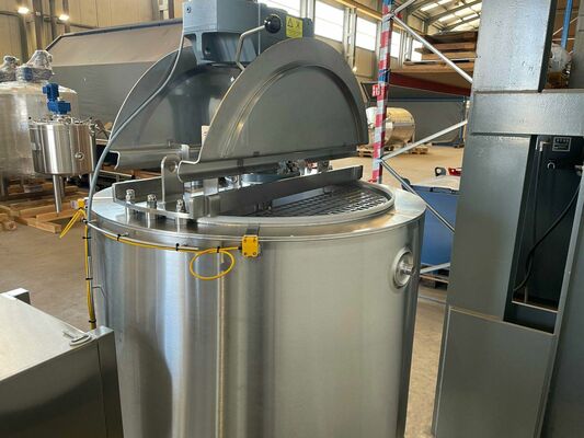 2 x New 750L stainless-steel AISI316L vertical mixing tanks.