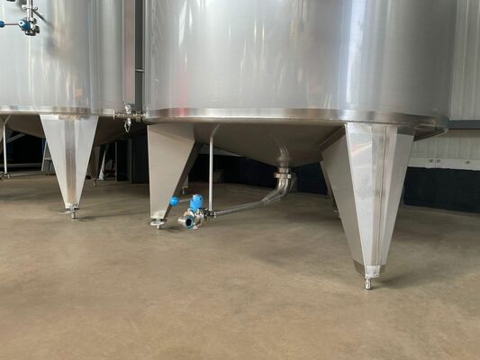 2 x Nieuwe roestvrijstalen verticale mengtanks van 5.200L in AISI304L 1 x Nieuwe roestvrijstalen verticale mengtank van 3.200L in AISI304L 1 x Nieuwe roestvrijstalen verticale mengtank van 2.000L in AISI304L