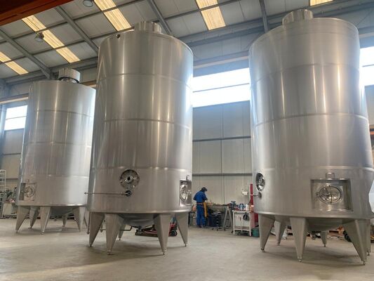3 x vertical second-hand mixing tanks of 31.000 L in AISI 304L stainless steel.