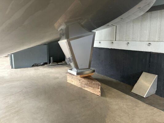 2 x cuves neuves de mélange verticales ave une capacité de 3.300L en acier inoxydable AISI316L.