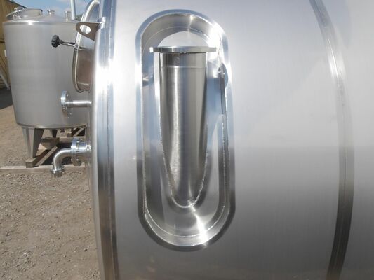 2 x neue vertikale Lagertanks aus Edelstahl mit einem von 10.300L aus AISI316L