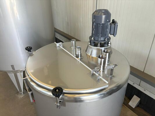 1 x New 2.000L stainless-steel AISI316L vertical mixing tank.  1 x New 500L stainless-steel AISI316L vertical mixing tank.