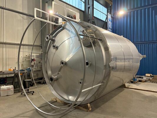 2 x cuves neuves verticales 30.400L en acier inoxydable AISI316L.