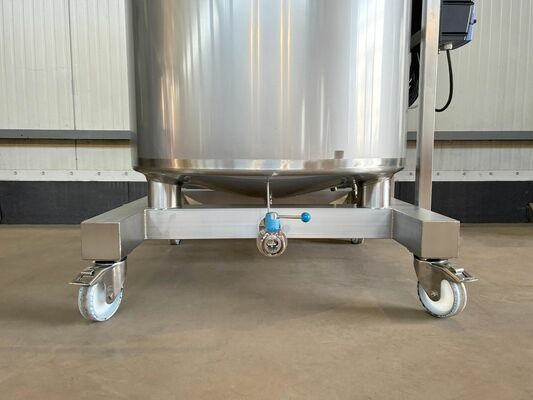 1 x New 750L stainless-steel AISI316L vertical mixing tank.