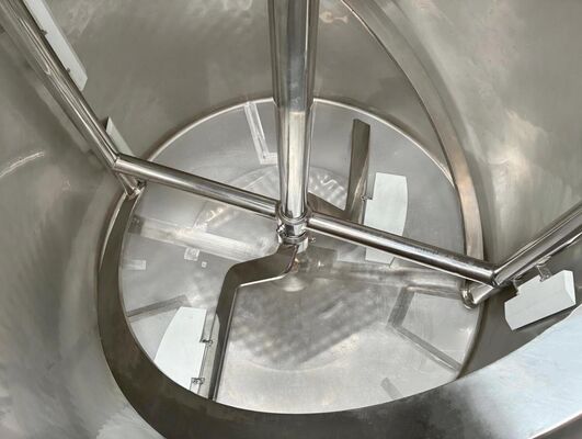 2 x Nieuwe roestvrijstalen verticale mengtanks van 3.300L in AISI316L