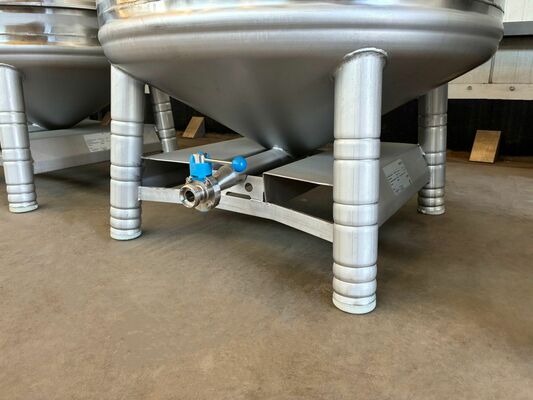 4 x Nieuwe roestvrijstalen verticale mengtanks van 850L in AISI304L