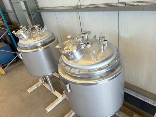 2 x Nieuwe roestvrijstalen verticale mengtanks van 700L in AISI316L
