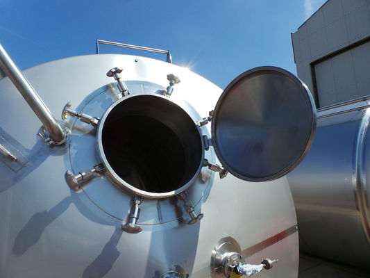 2 x 11,7m³; CCT cuves de fermentation de la bière; 3,3 bar PED CE TüV; 10% Rx & 2 x 10,4m³; BBT cuves à bière; 3,3 bar PED CE TüV; 10% Rx