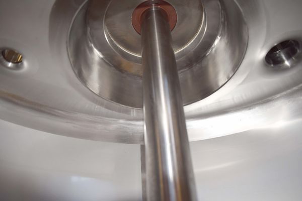 2 x 200L stainless-steel single skin mixing tanks and 1 x 1470L stainless-steel mixing tank with heat-exchanger and insulation mengtank