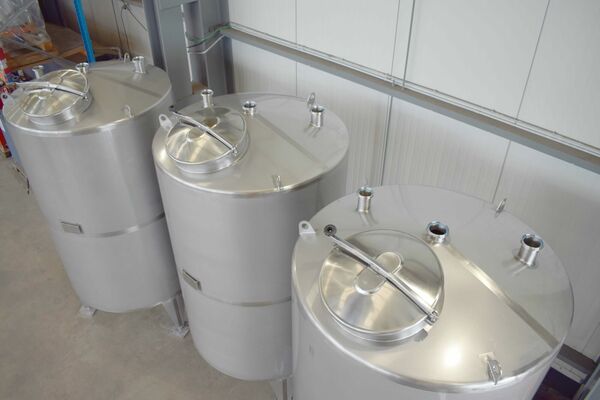 3 x Nieuwe roestvrijstalen verticale opslagtanks van 3.200L in AISI316L