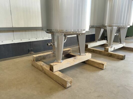 1 x Neuer vertikaler 300-Liter-Edelstahl-Mischbehälter aus AISI316L.  1 x Neuer vertikaler 500-Liter Edelstahl Lagertank aus AISI316L.