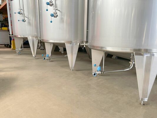 2 x Nieuwe roestvrijstalen verticale mengtanks van 5.200L in AISI304L 1 x Nieuwe roestvrijstalen verticale mengtank van 3.200L in AISI304L 1 x Nieuwe roestvrijstalen verticale mengtank van 2.000L in AISI304L