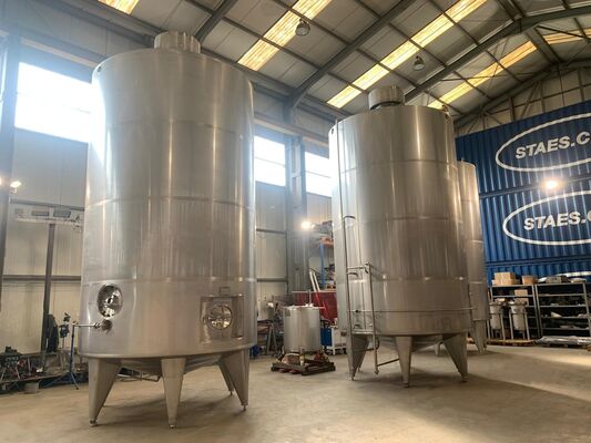 3 x vertikale gebrauchte Mischbehälter à 31.000 L aus Edelstahl AISI 304L