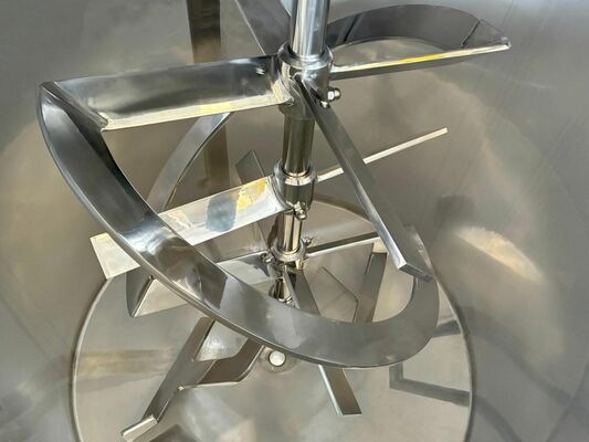 2 x cuves neuves de mélange verticales ave une capacité de 3.300L en acier inoxydable AISI316L.