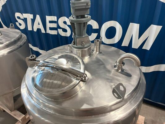 4 x cuves neuves de mélange verticales ave une capacité de 1.000L en acier inoxydable AISI316L.