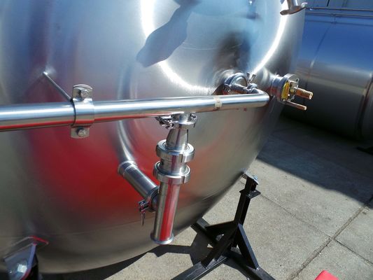 2 x 11,7m³; CCT cuves de fermentation de la bière; 3,3 bar PED CE TüV; 10% Rx & 2 x 10,4m³; BBT cuves à bière; 3,3 bar PED CE TüV; 10% Rx