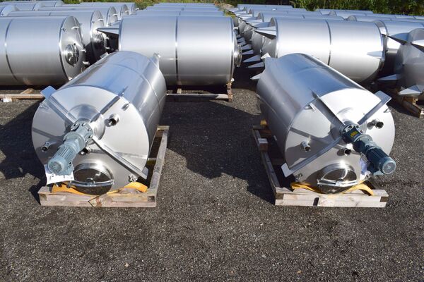 2 x Nieuwe verticale roestvrijstalen AISI304L mengtanks van 5.200L met conische bodem.
