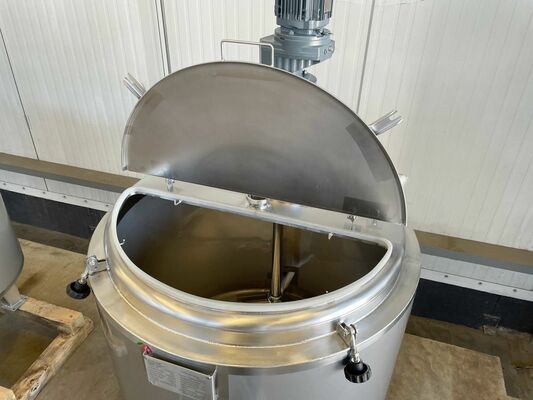 1 x Neuer vertikaler 300-Liter-Edelstahl-Mischbehälter aus AISI316L.  1 x Neuer vertikaler 500-Liter Edelstahl Lagertank aus AISI316L.