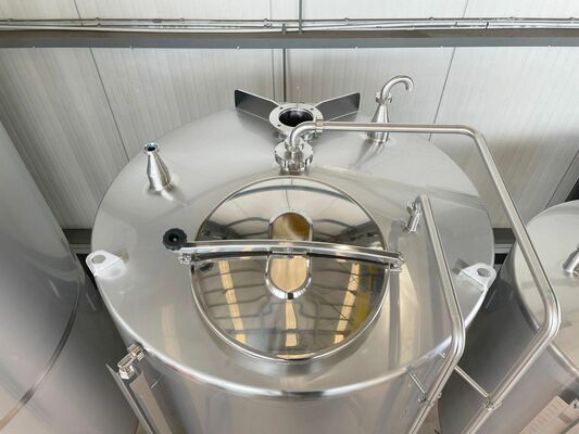 2 x Nieuwe roestvrijstalen verticale mengtanks van 5.200L in AISI304L 1 x Nieuwe roestvrijstalen verticale mengtank van 3.200L in AISI304L 1 x Nieuwe roestvrijstalen verticale mengtank van 2.000L in AISI304L