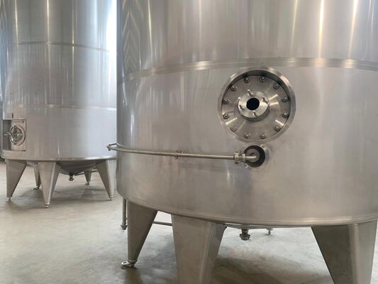 3 x vertikale gebrauchte Mischbehälter à 31.000 L aus Edelstahl AISI 304L