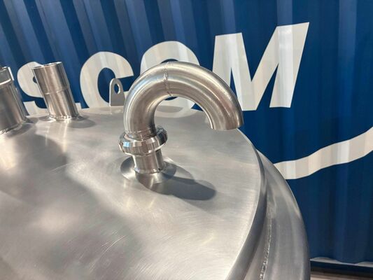 4 x cuves neuves de mélange verticales ave une capacité de 1.000L en acier inoxydable AISI316L.