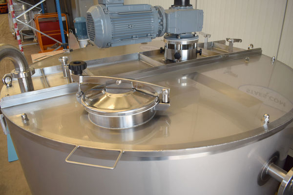 2 x 200L stainless-steel single skin mixing tanks and 1 x 1470L stainless-steel mixing tank with heat-exchanger and insulation mengtank