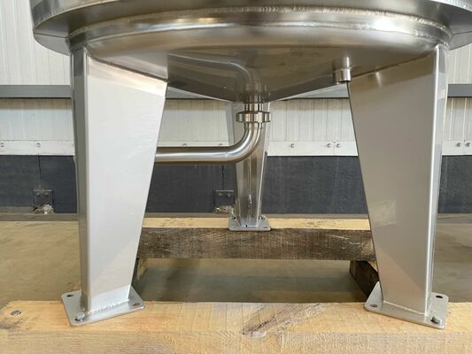 1 x Neuer vertikaler 300-Liter-Edelstahl-Mischbehälter aus AISI316L.  1 x Neuer vertikaler 500-Liter Edelstahl Lagertank aus AISI316L.