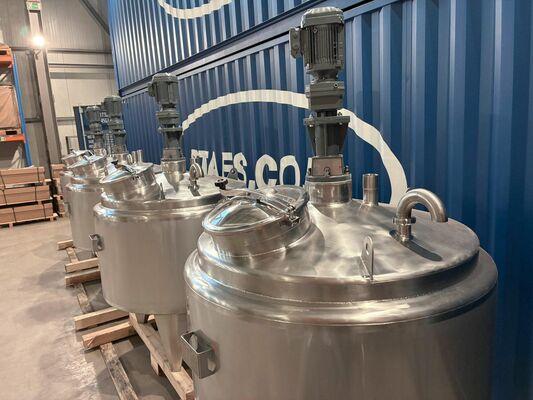 4 x cuves neuves de mélange verticales ave une capacité de 1.000L en acier inoxydable AISI316L.