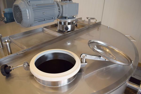 2 x 200L stainless-steel single skin mixing tanks and 1 x 1470L stainless-steel mixing tank with heat-exchanger and insulation mengtank