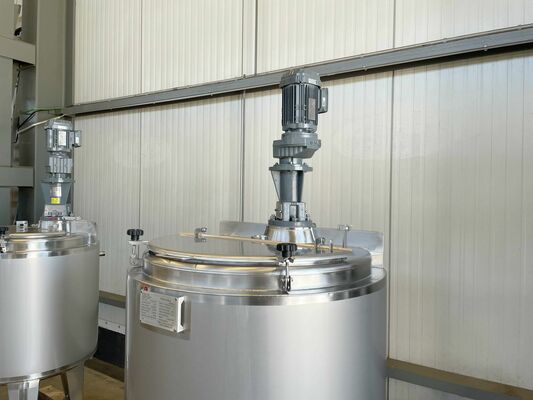 1 x Neuer vertikaler 300-Liter-Edelstahl-Mischbehälter aus AISI316L.  1 x Neuer vertikaler 500-Liter Edelstahl Lagertank aus AISI316L.