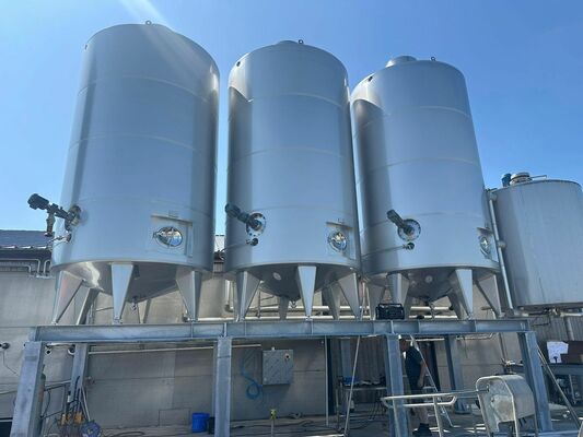 3 x vertikale gebrauchte Mischbehälter à 31.000 L aus Edelstahl AISI 304L