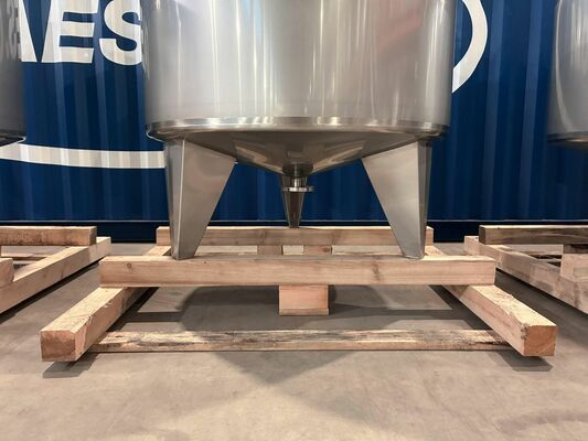 4 x cuves neuves de mélange verticales ave une capacité de 1.000L en acier inoxydable AISI316L.