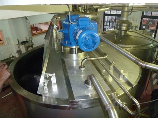 Aperçu général cuves avec echangeur thermique et agitateur