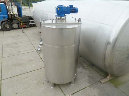 Aperçu général cuves avec echangeur thermique et agitateur