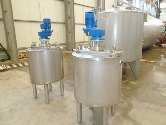 Aperçu général cuves avec echangeur thermique et agitateur