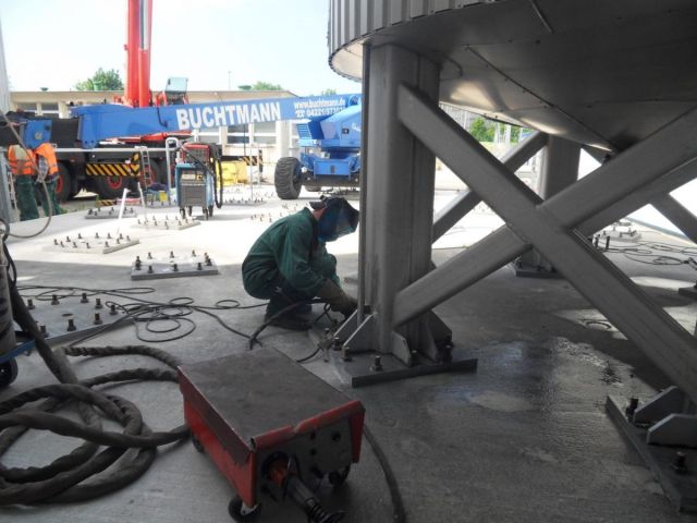 6 x 120.000L - 1006 US bbl - 31.700 US gal AISI 304; Stainless-steel storage-tanks; vertical; insulated; conical