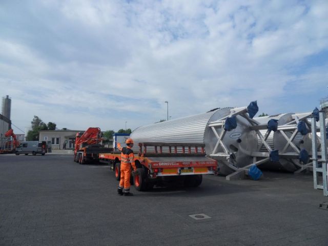 6 x 120.000L - 1006 US bbl - 31.700 US gal AISI 304; Stainless-steel storage-tanks; vertical; insulated; conical