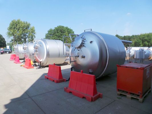 2 x 11,7m³; CCT cuves de fermentation de la bière; 3,3 bar PED CE TüV; 10% Rx & 2 x 10,4m³; BBT cuves à bière; 3,3 bar PED CE TüV; 10% Rx