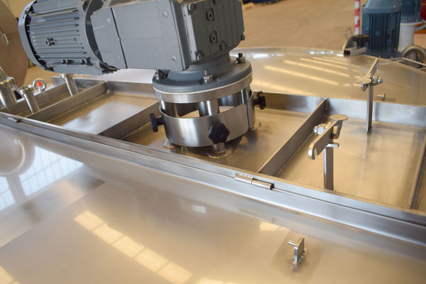 2 x 200L stainless-steel single skin mixing tanks and 1 x 1470L stainless-steel mixing tank with heat-exchanger and insulation mengtank