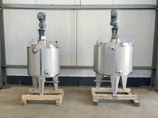 1 x Neuer vertikaler 300-Liter-Edelstahl-Mischbehälter aus AISI316L.  1 x Neuer vertikaler 500-Liter Edelstahl Lagertank aus AISI316L.