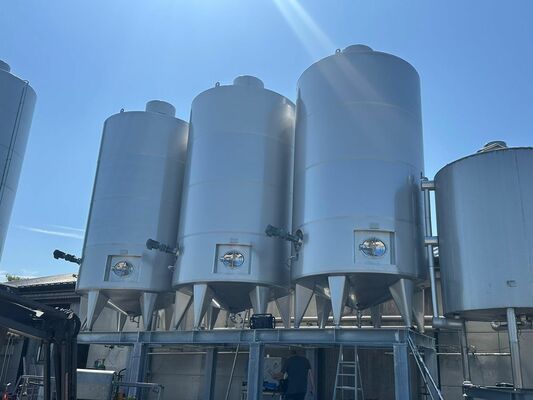 3 x vertikale gebrauchte Mischbehälter à 31.000 L aus Edelstahl AISI 304L