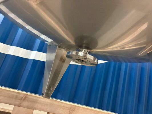 4 x cuves neuves de mélange verticales ave une capacité de 1.000L en acier inoxydable AISI316L.