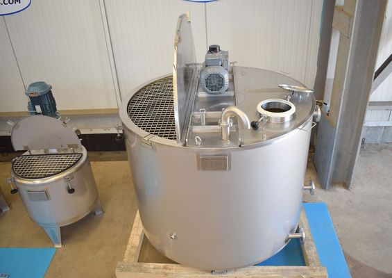 2 x 200L stainless-steel single skin mixing tanks and 1 x 1470L stainless-steel mixing tank with heat-exchanger and insulation mengtank