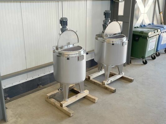 1 x Neuer vertikaler 300-Liter-Edelstahl-Mischbehälter aus AISI316L.  1 x Neuer vertikaler 500-Liter Edelstahl Lagertank aus AISI316L.