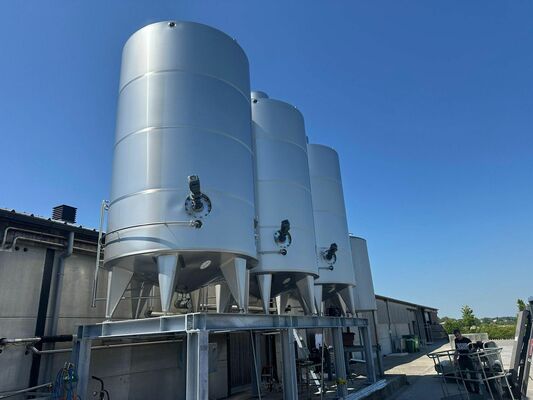 3 x vertikale gebrauchte Mischbehälter à 31.000 L aus Edelstahl AISI 304L