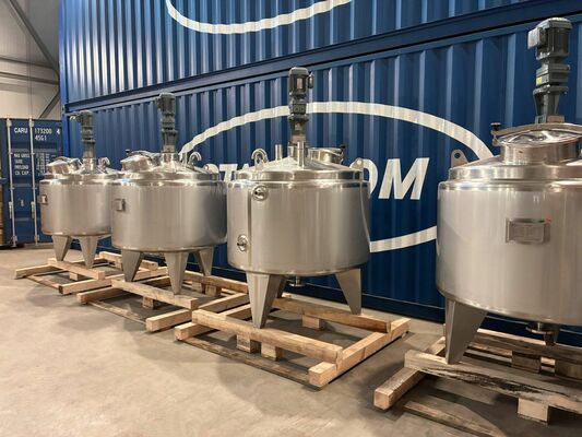 4 x cuves neuves de mélange verticales ave une capacité de 1.000L en acier inoxydable AISI316L.